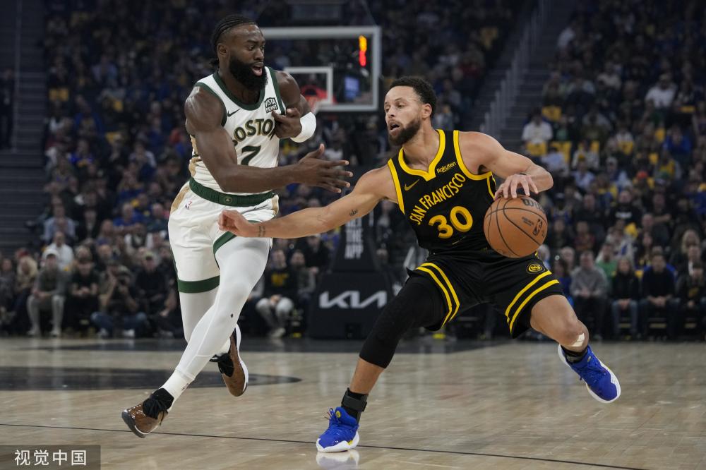 两人凭借高 两人凭借高